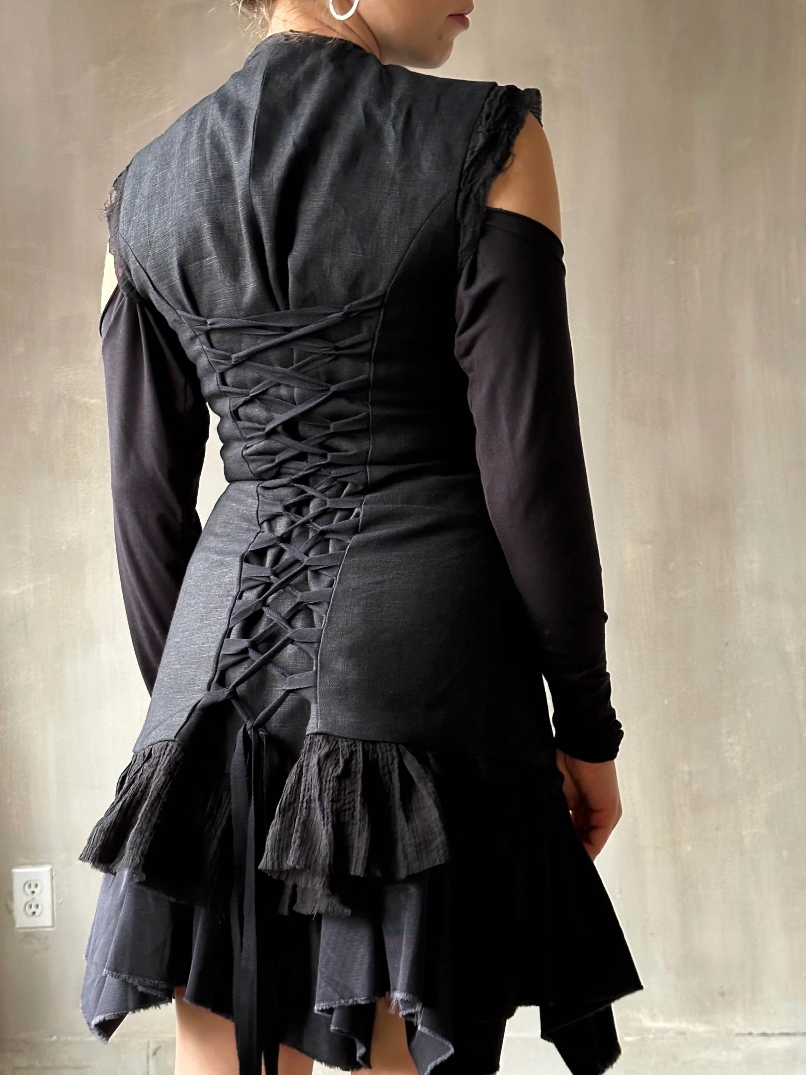 Long Button-Front Tails Vest in Linen - Image 11